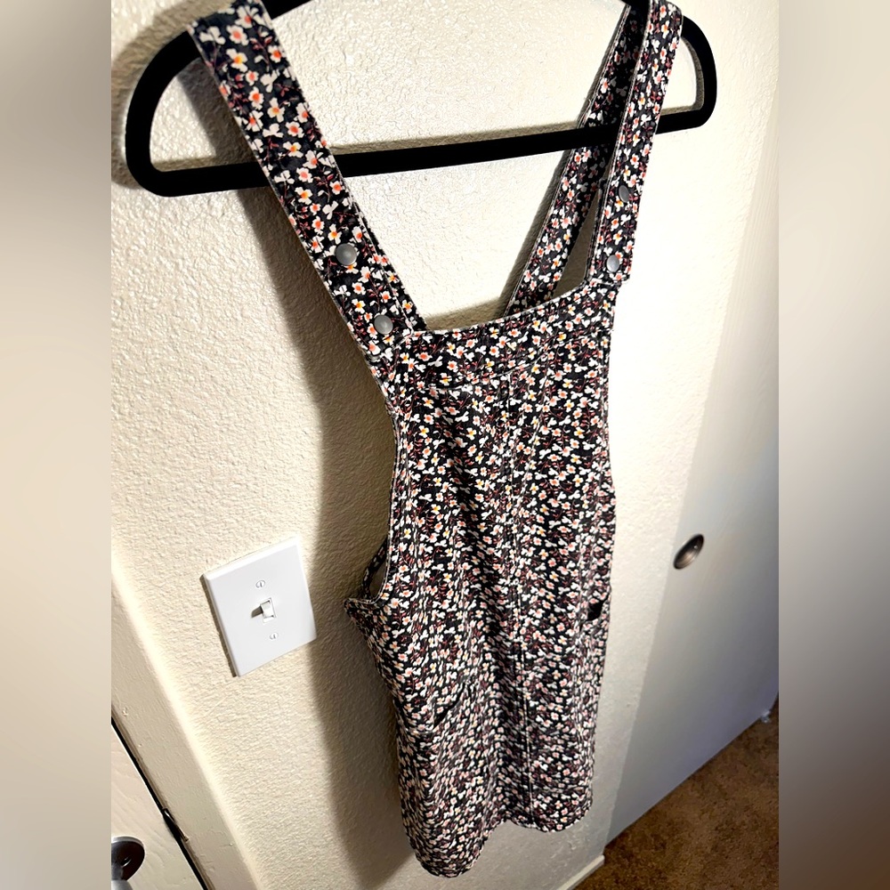 Floral Women's overall dress with pockets. Size XS.